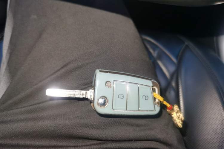 Used Volkswagen T-ROC 2018 280TSI DSG Two-Wheel Drive Advanced Version China V Emission Standard Vehicle Key