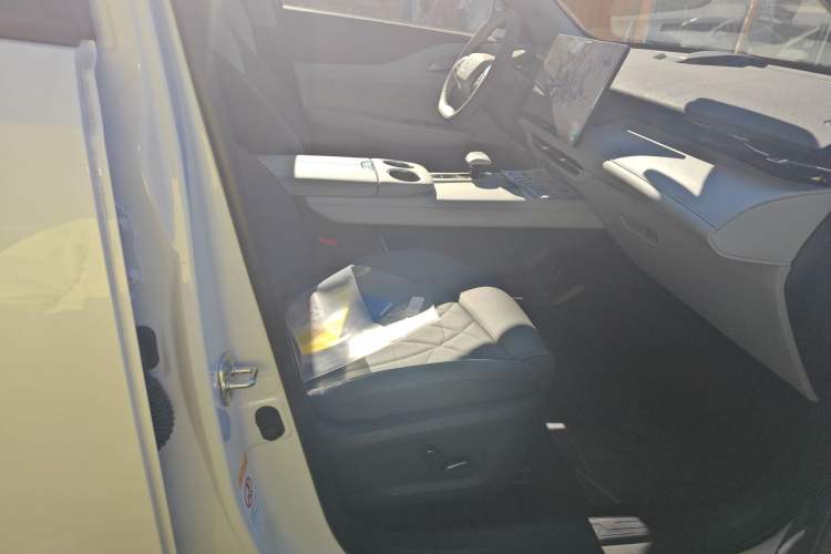 Used CHANGAN UNI-Z New Energy 2024 Blue Whale Smart Electric iDD 125km Beyond Edition Right Front Seat