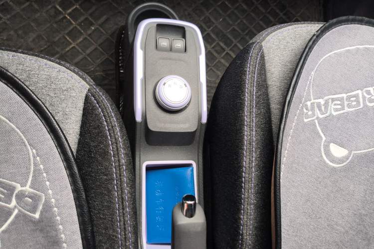 Used Chery QQ Ice Cream 2022 170km Sundae Phosphate Lithium-Ion Gear Lever