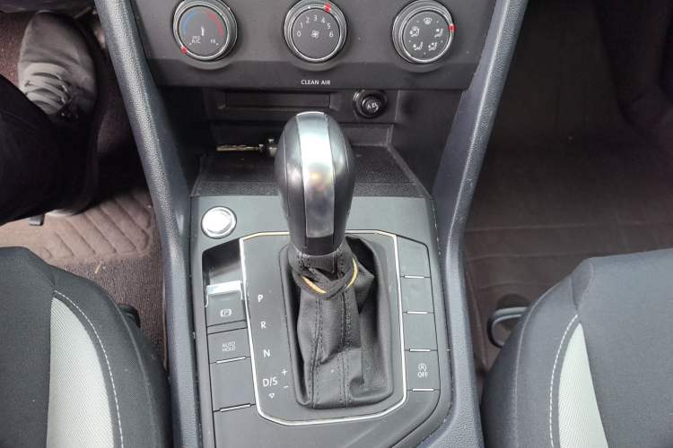 Used Volkswagen Tharu 2023 300TSI Two-Wheel-Drive Crescent Edition
