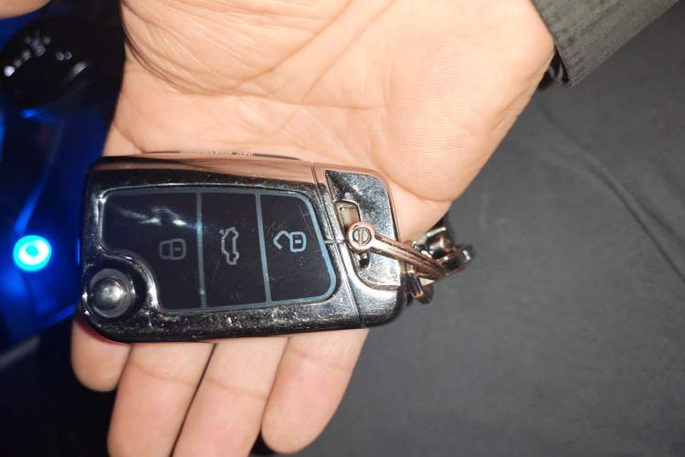 Used Volkswagen Tiguan L 2025 Model Outstanding Version 330TSI Automatic Two-Wheel Drive R-Line Longyao Edition Vehicle Key