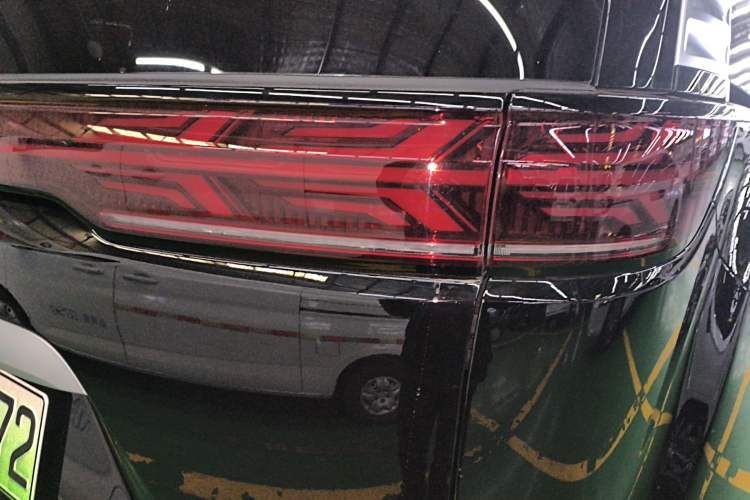 Used Denza D9 2025 DM-i Smart Drive 1020 Four-Wheel Drive Deluxe Model
