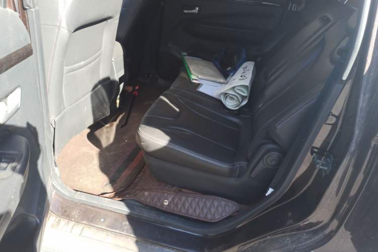 Used Dongfeng Fengon 370 2016 1.5L Manual Luxury Version SFG15-05 7 Seats