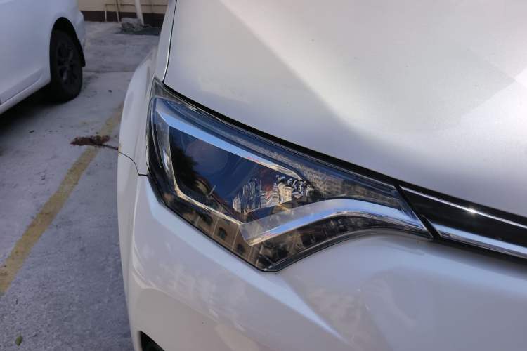 Used Toyota RAV4 2016 2.0L CVT Two-Wheel Drive Fashion Edition China V Standard
