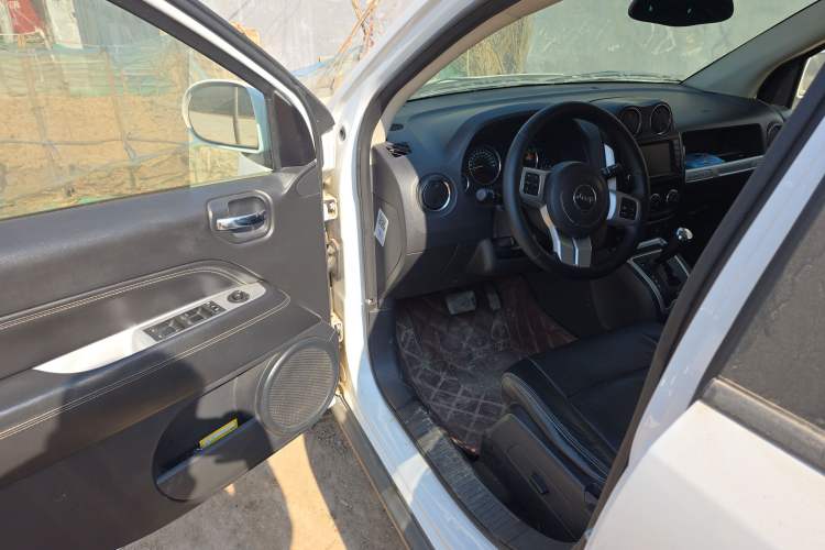 Used Jeep Compass (Import) 2015 2.0L Two-Wheel Drive Luxury Edition
