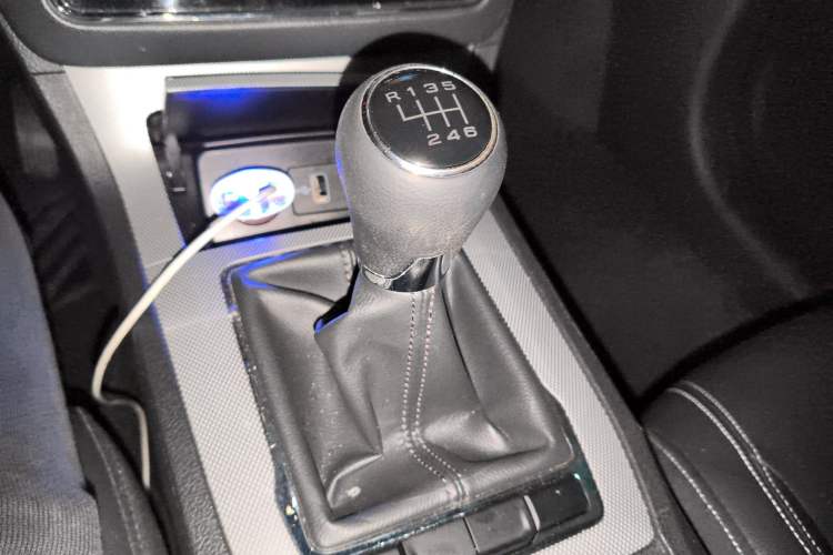 Used Roewe RX5 2018 20T Two-Wheel Drive Manual Flagship Edition Gear Lever