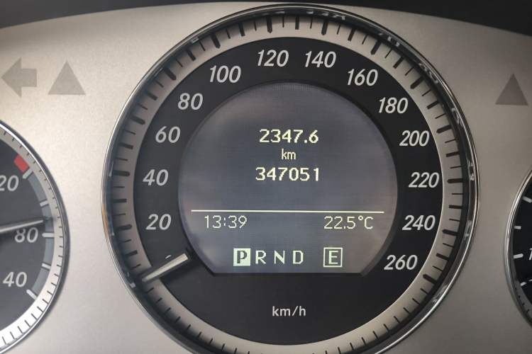 Used Mercedes-Benz GLK-Class 2011 GLK 300 4MATIC Dynamic Model Odometer Close Up