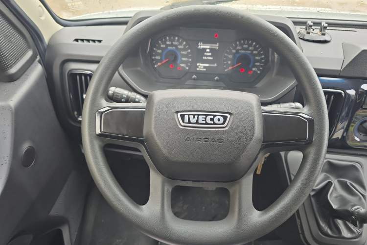 Used Iveco Daily 2023 2.5T A35M1 Short Wheelbase Low-Roof Single-Tire Side-Sliding Door 5-9 Seats
