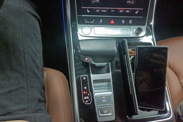 Used Audi Q8 2019 55 TFSI Luxury Dynamic Model Gear Lever