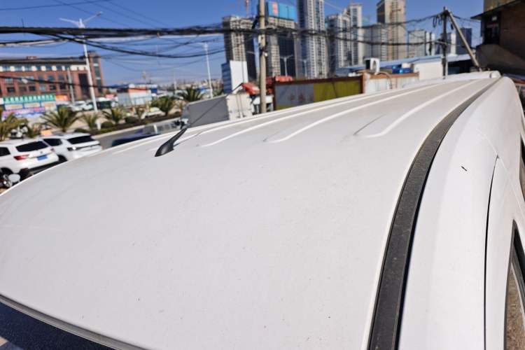 Used Wuling Yangguang 2024 300KM Comfort Version Passenger Van 75kW Roof