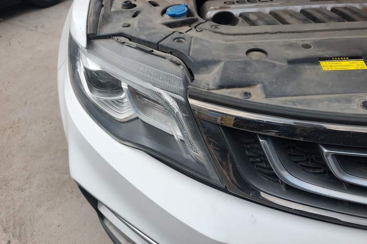 Used Geely Auto Emgrand X7 Sport 2018 1.8TD Automatic Two-Wheel Drive Smart Connect 4G Internet Edition Right Front Headlight