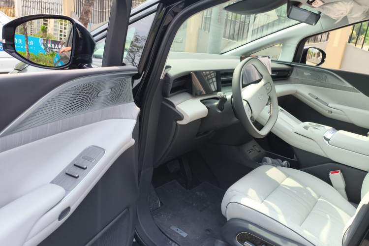 Used XPeng X9 2026 Model Pure Electric 650 UltraSE Driver Seat