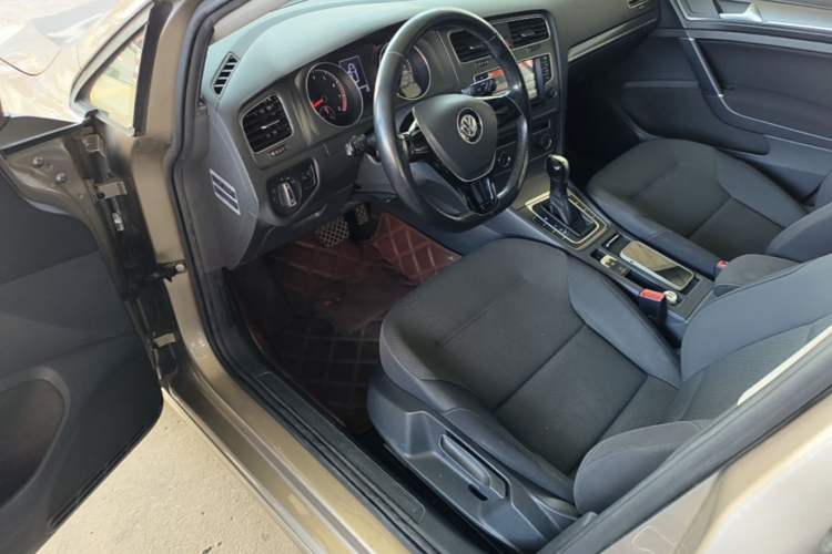 Used Volkswagen Golf 2016 230TSI Automatic Comfort Version
