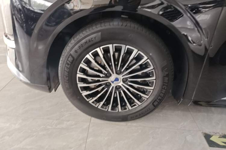 Used Denza D9 2022 DM-i 970 Four-Wheel Drive Prestige Model Left Front Wheel Hub