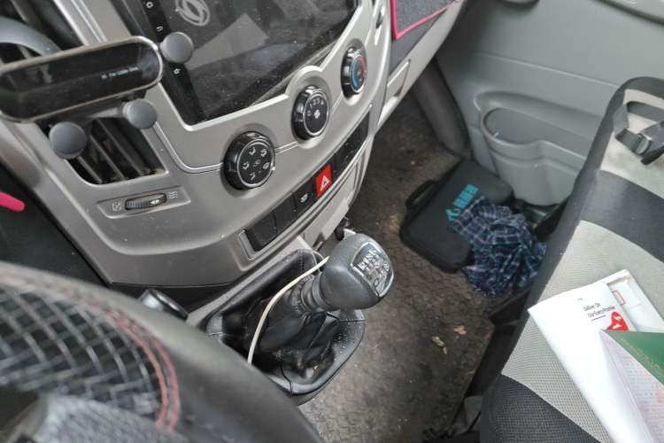 Used Dongfeng Yufeng 2018 2.3T Logistics Vehicle A100 Luxury Edition Short Wheelbase Mid-Roof Design 5–9 Seater
