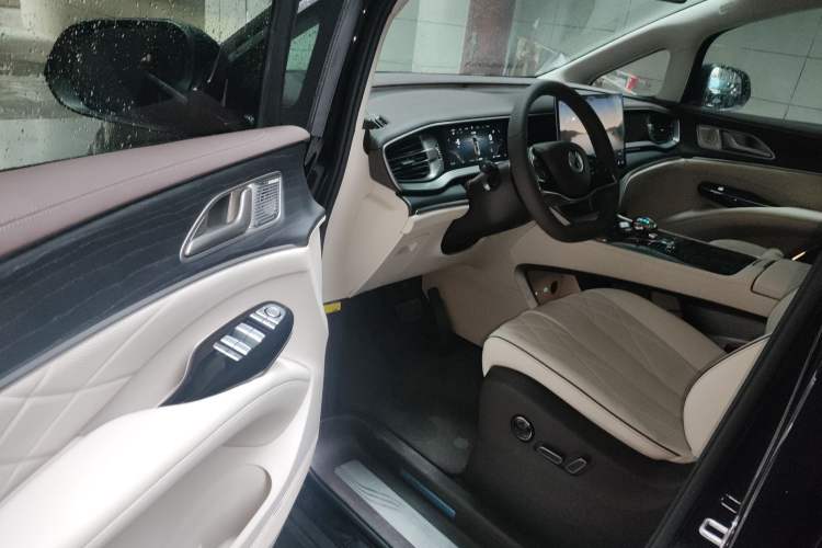 Used Denza D9 2024 DM-i 980 Four-Wheel Drive Prestige Model
