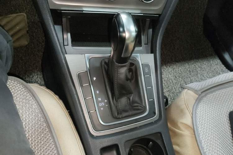 Used Volkswagen Golf 2014 1.6L Automatic Comfort Model Gear Lever