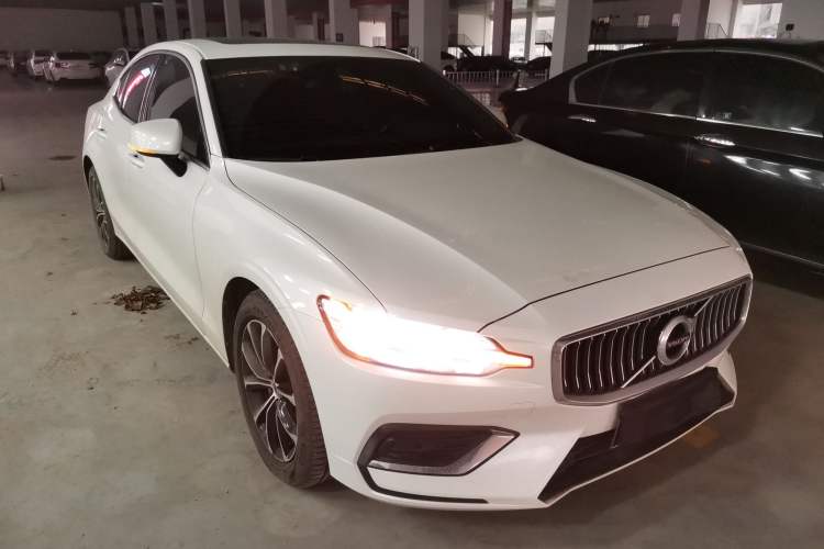 Used Volvo S60 2021 T4 Zhiyi Luxury Edition Front Right 45 Deg