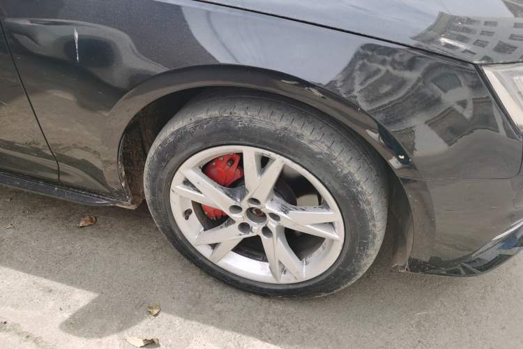 Used Audi A4L 2018 30th Anniversary Edition 40 TFSI Trendy Model Right Front Wheel Hub