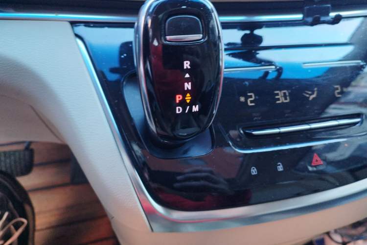 Used Buick GL8 2023 Facelifted Land Cruiser Executive Luxury Version
