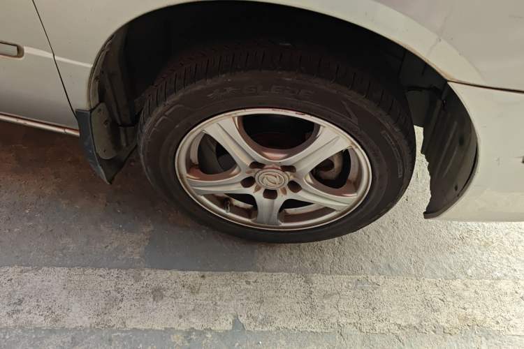 Used Dongfeng Shuaike 2013 Revised Version 1.5L Manual Comfort Trim 7 Seats China IV Standard
