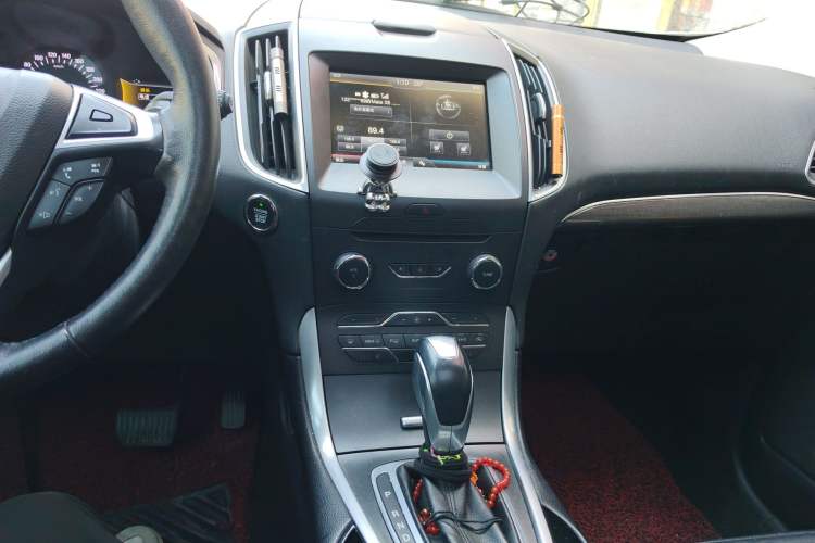 Used Ford Edge 2015 2.0T GTDi Two-Wheel-Drive High-Line Version
