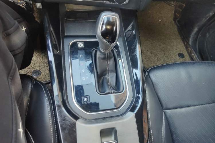 Used Dongfeng Fengon S560 2018 Upgraded Model 1.8L CVT Prestige 7-Seater Gear Lever