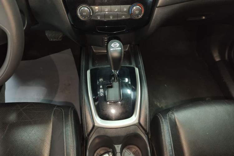 Used Nissan X-Trail 2017 2.0L CVT 7-Seater Comfort Edition 2WD Gear Lever