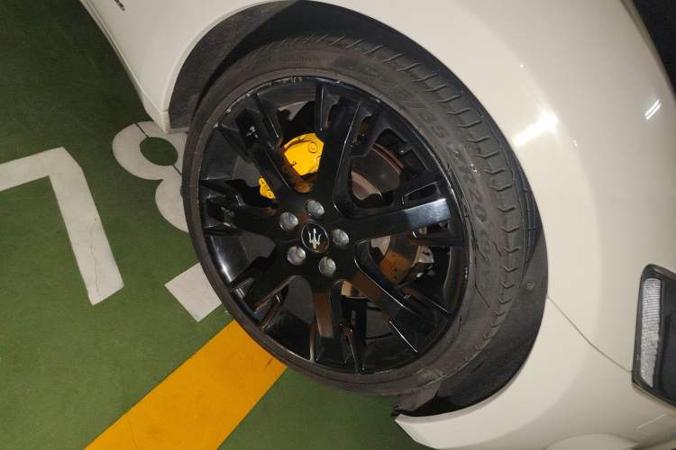 Used Maserati GranTurismo 2007 4.2L Standard Edition Right Front Wheel Hub