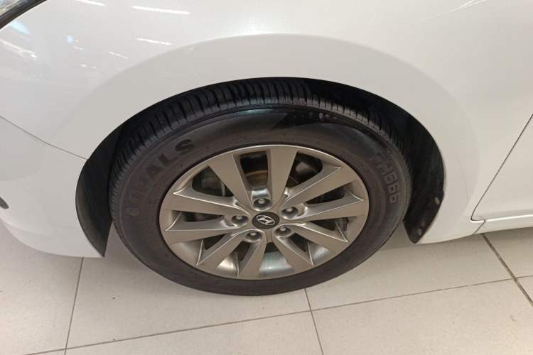 Used Hyundai Mistra 2014 1.8L Automatic Smart GLS Left Front Wheel Hub