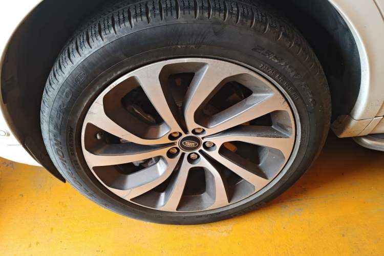 Used Land Rover Discovery Sport New Energy 2021 P300e Performance Tech Edition Left Front Wheel Hub