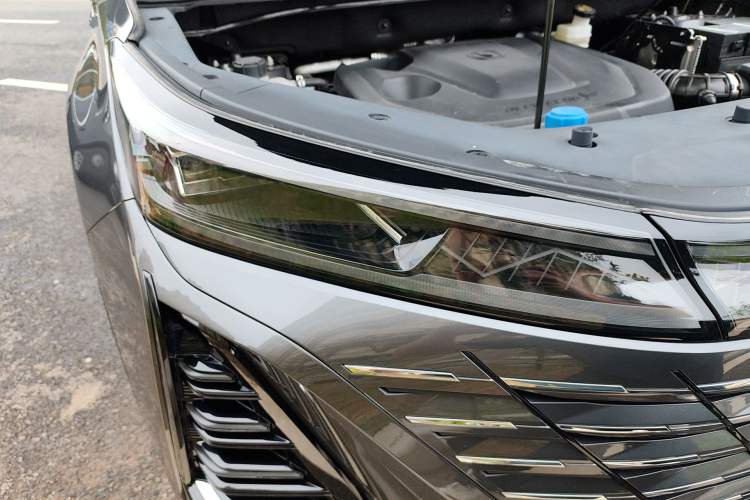 Used CHANGAN CS75 PLUS 2026 Model, Smart Champion Edition 1.5T New Blue Whale Smart Navigation Version Right Front Headlight