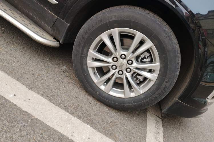 Used Cadillac XT5 2022 2.0T Two-Wheel Drive Luxury Version Right Front Wheel Hub