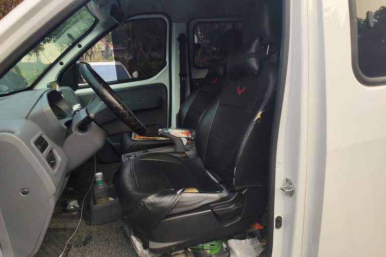 Used Wuling Yangguang 2024 300km Comfort-Grade Passenger Van 60kW
