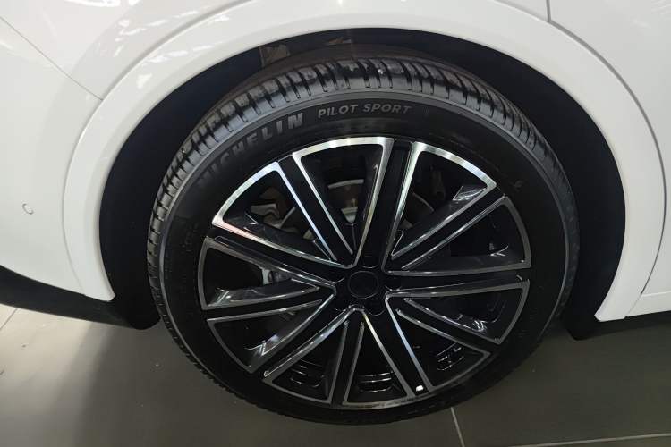 Used Hima Luxeed R7 2025 Range-Extended Version 251 km Max Exterior 2