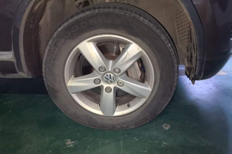 Used Volkswagen Touareg 2011 3.0 TSI Comfort Version Right Front Wheel Hub