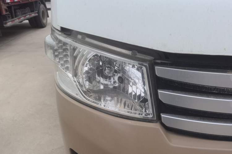 Used Foton Scenic G9 2017 2.4L Gasoline Cargo Van Commercial Version Long Wheelbase Model 4G69 Right Front Headlight