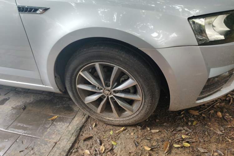 Used Skoda Octavia 2016 1.6L Manual Front-Wheel-Drive Version
