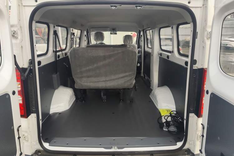 Used Wuling Yangguang 2024 300KM Comfort Version Passenger Van 75kW
