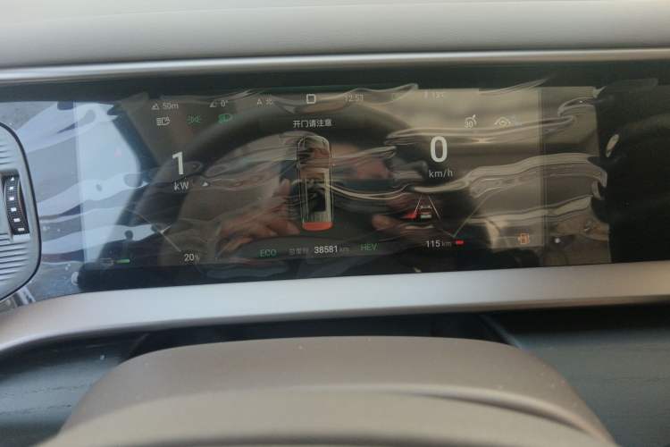 Used Denza D9 2022 DM-i 970 Four-Wheel Drive Prestige Model Odometer Close Up