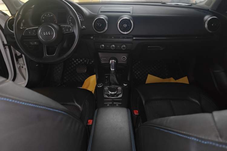 Used Audi A3 2020 Limousine 35 TFSI Fashion Edition China VI Emission Standard Gear Lever