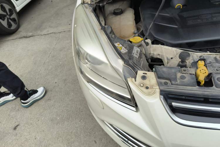 Used Ford Kuga 2013 2.0L GTDi Four-Wheel Drive Premium Model Right Front Headlight