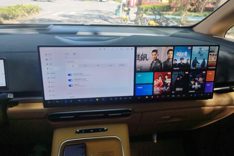 Used VOYAH Dream 2025 PHEV Four-Wheel-Drive Flagship Kunpeng Edition Audio And AC Panel