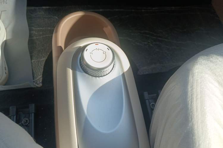 Used Wuling Hongguang MINIEV 2025 Four-Door Version Advanced Edition Gear Lever