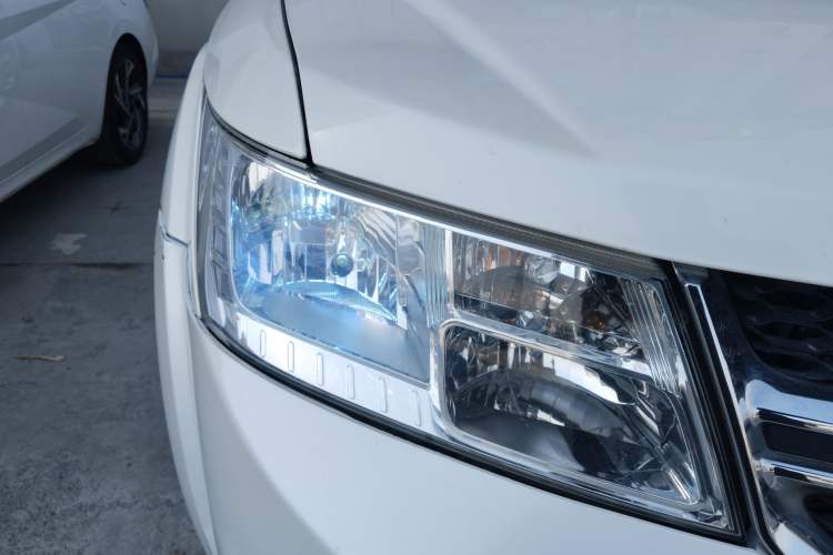 Used Dodge Journey 2013 2.4L Two-Wheel Drive Luxury Version Right Front Headlight