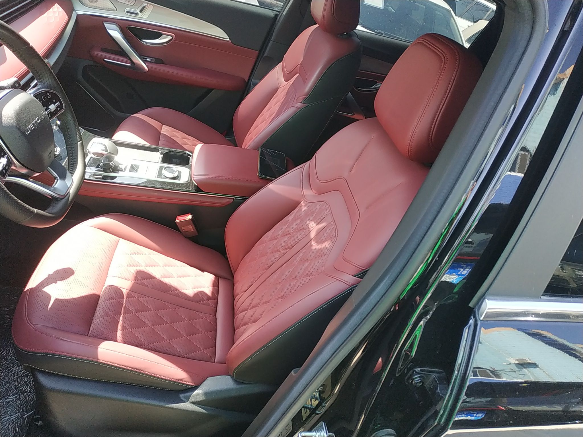 المقاعد الأمامية داخل السيارة