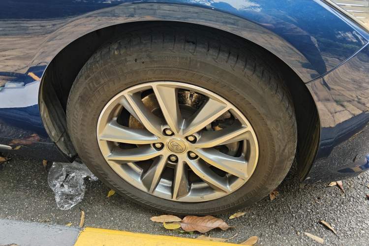 Used Infiniti Q50L 2016 2.0T Comfort Edition Right Front Wheel Hub