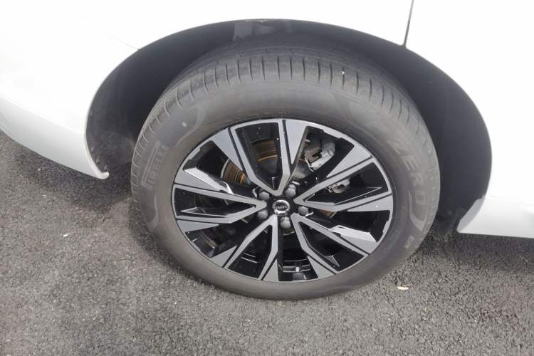 Used Volvo XC60 2025 B5 Four-Wheel Drive Smart & Advanced Luxury Edition Right Rear Wheel Hub