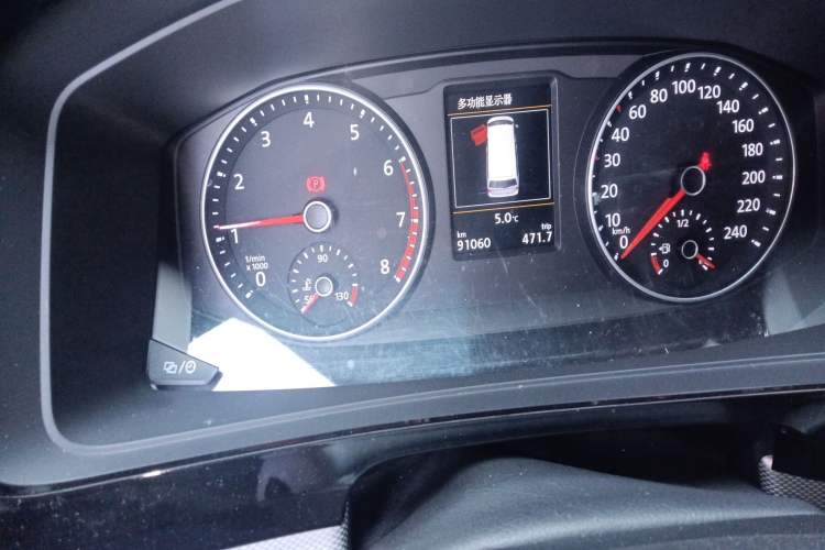 Used Volkswagen Multivan 2016 2.0 TSI Four-Wheel Drive 66th Anniversary Edition Odometer Close Up