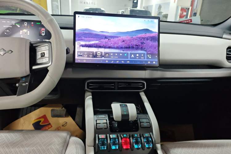 Used Formula Leopard Titanium 3 2025 501 km All-Wheel Drive Intelligent Driving Max Edition Audio And AC Panel